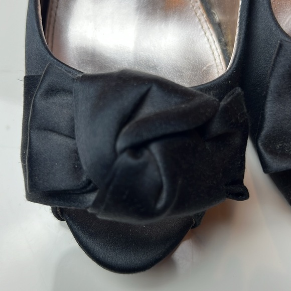 🖤WHITE HOUSE BLACK MARKET BLACK SATIN 4” OPEN TOE HEELS WITH BOW SIZE 7🖤 - Picture 9 of 16